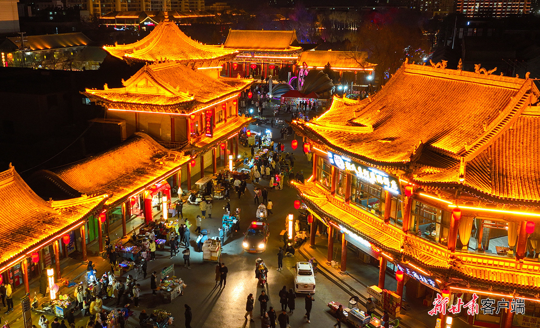 2月5日晚,张掖市民沉浸式共享元宵福文化盛宴,徜徉在“灯海”里,火把狂欢,在璀璨灯火里,流光溢彩间感受浓郁的元宵佳节气氛与浪漫。