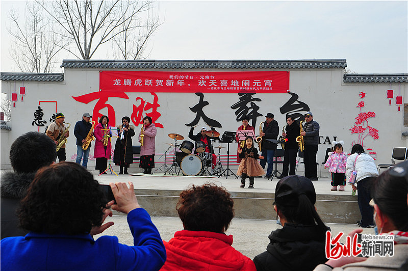 游客欣赏闹元宵演出  马兰峪镇供图.jpg