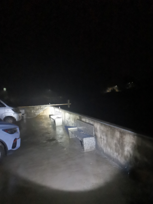 硕硕被炸伤时所坐的石凳,距离翁云扔炮仗处有三十米距离。澎湃新闻记者 戴越 摄