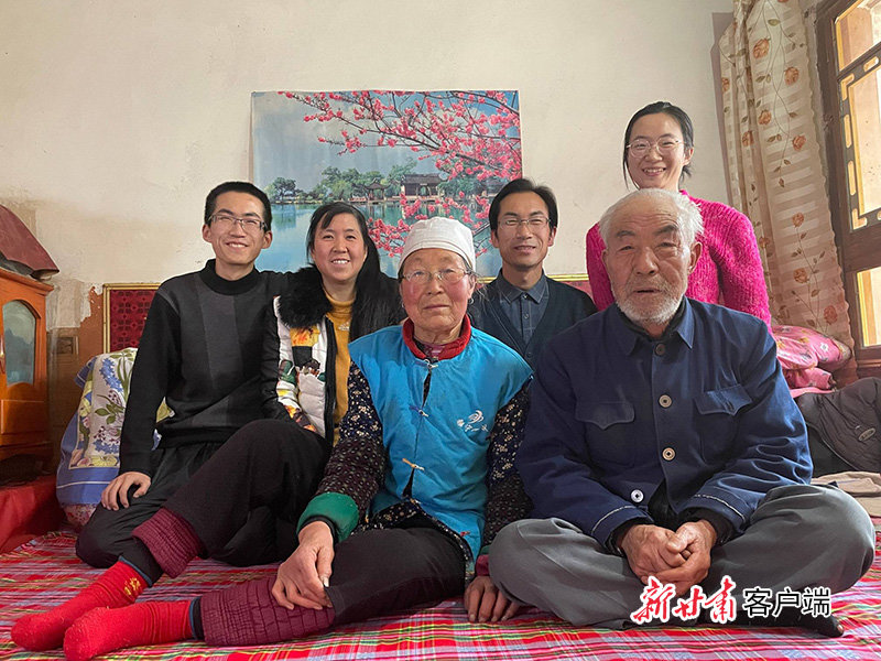 朱彦军与家人合影