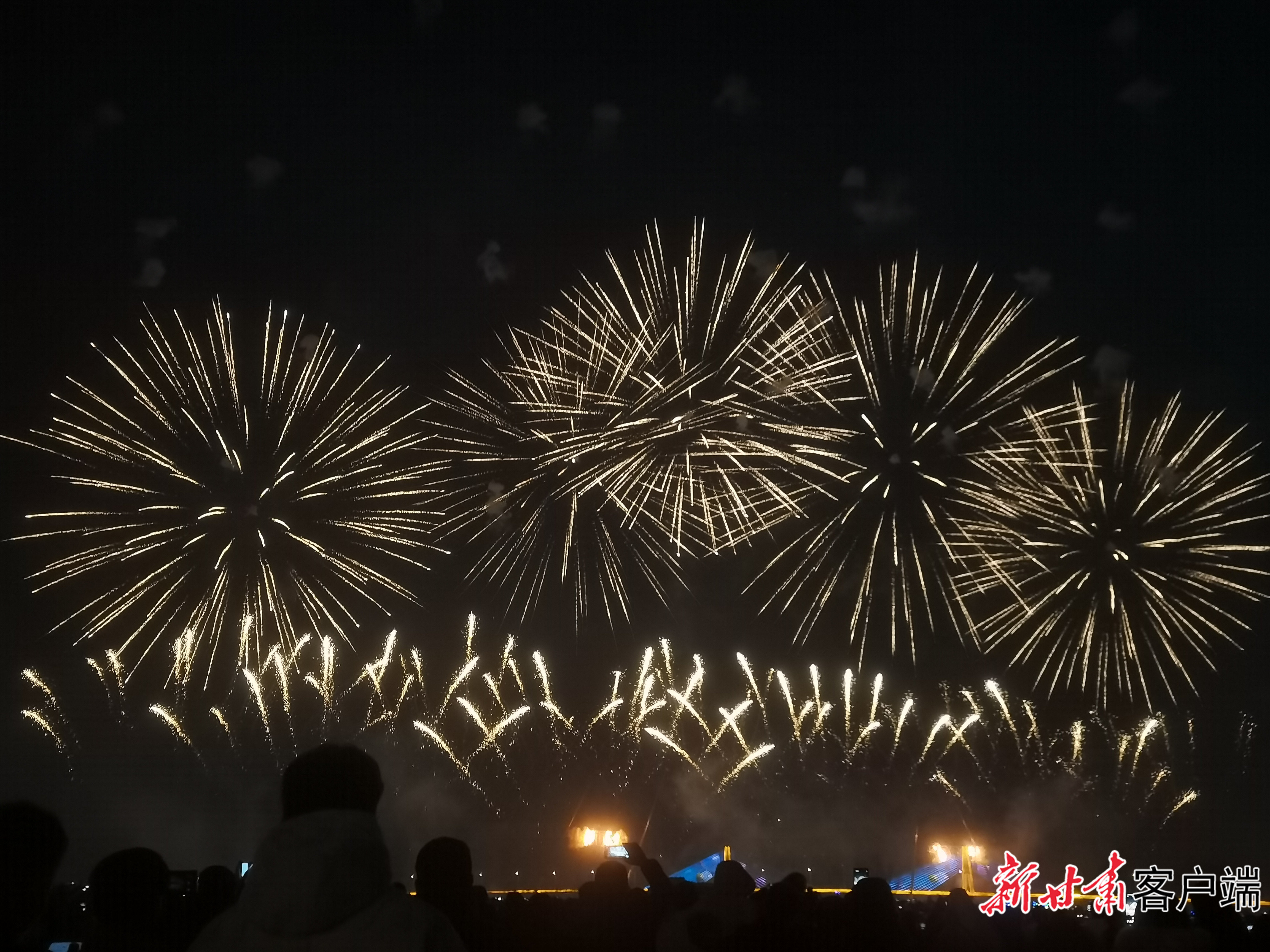 靖远县的烟花璀璨四射