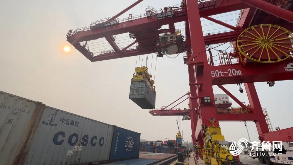 岸桥设备吊取集装箱到集装箱货船