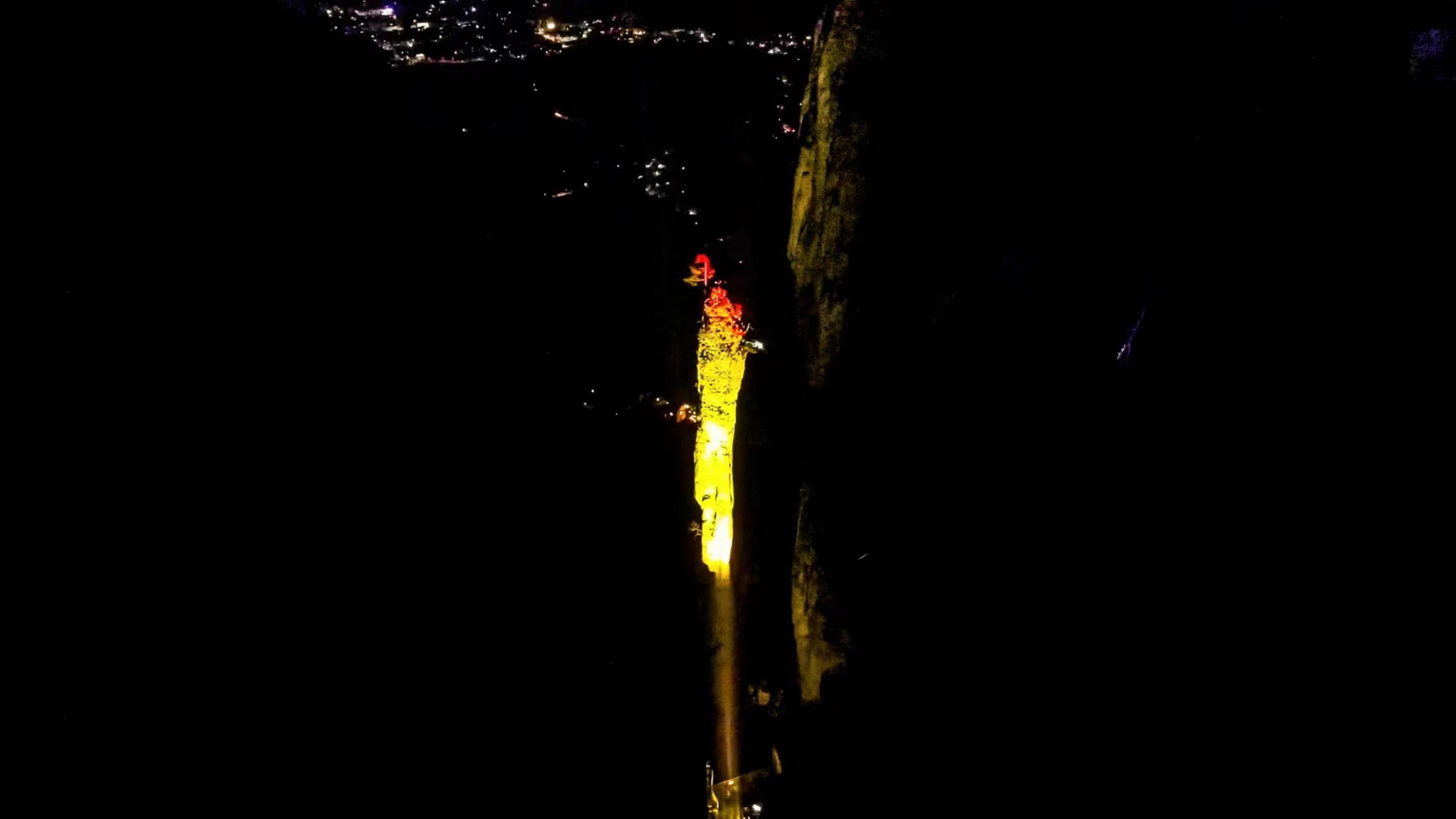 元宵节点亮“一炷香”，灯火里的恩施大峡谷首次开启夜游体验