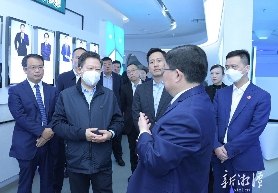 刘志仁一行在深圳亚辉龙生物科技股份有限公司考察。（记者 方阳 摄）