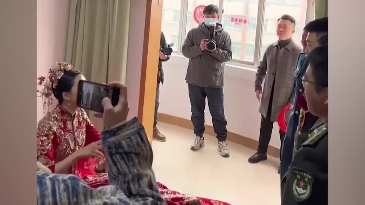 海军嫁陆军！兵哥哥伴郎团接亲现场齐唱军歌