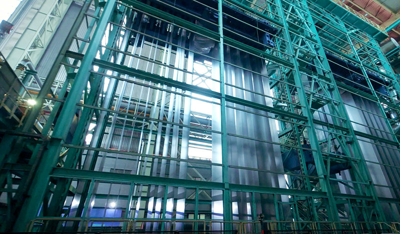 河钢集团推进“技术升级”发展战略,培育高端特色产品,引领绿色低碳发展,推进智能制造示范,建立新的比较优势。图为河钢集团邯钢公司镀锌生产线。