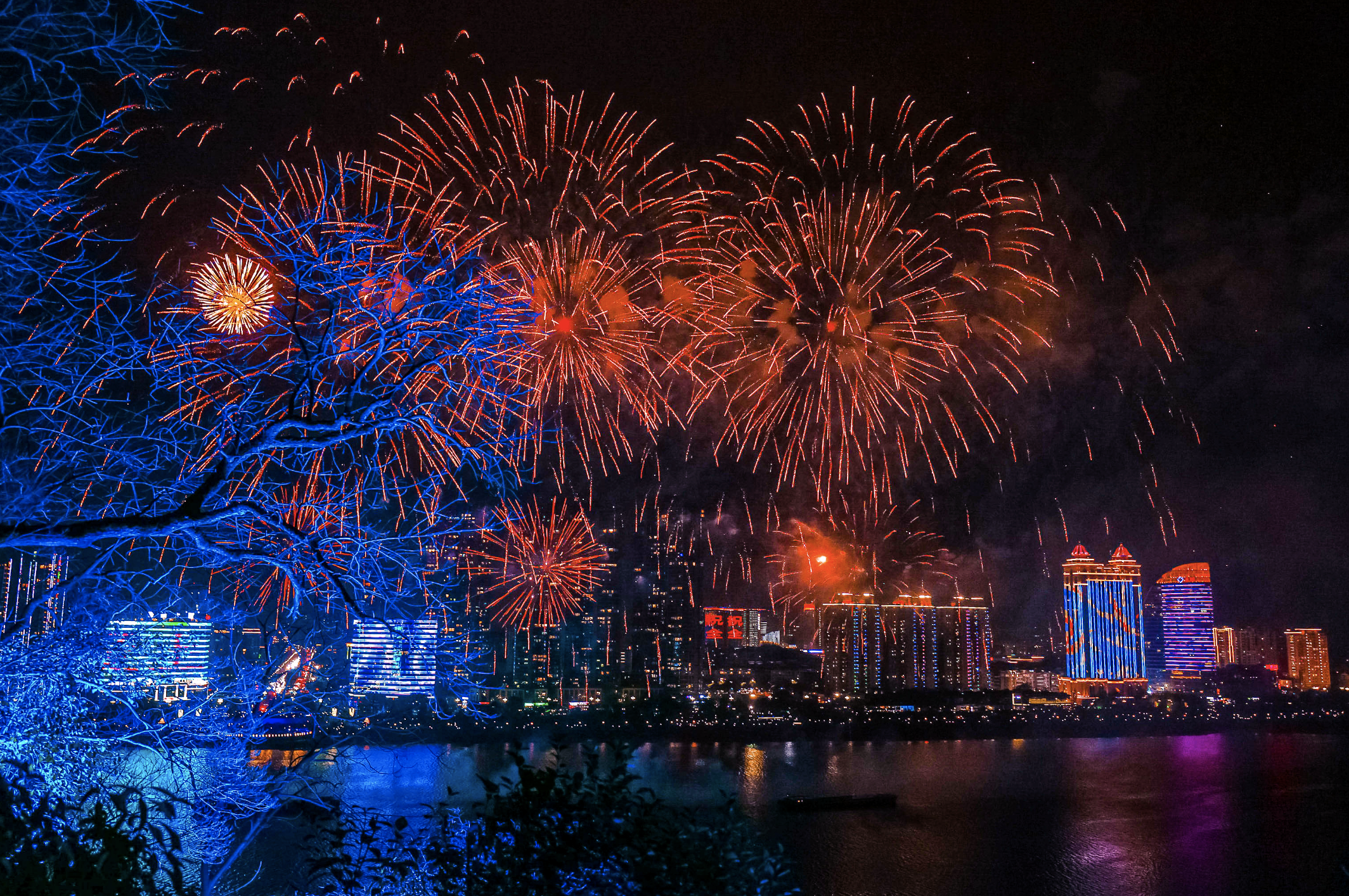 火树银花映春江 “爱上桐庐 立春烟花秀”璀璨绽放