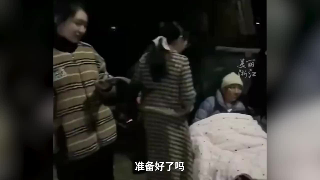 住院外婆想看烟花，孙媳驱车2公里拿来烟花放给她看