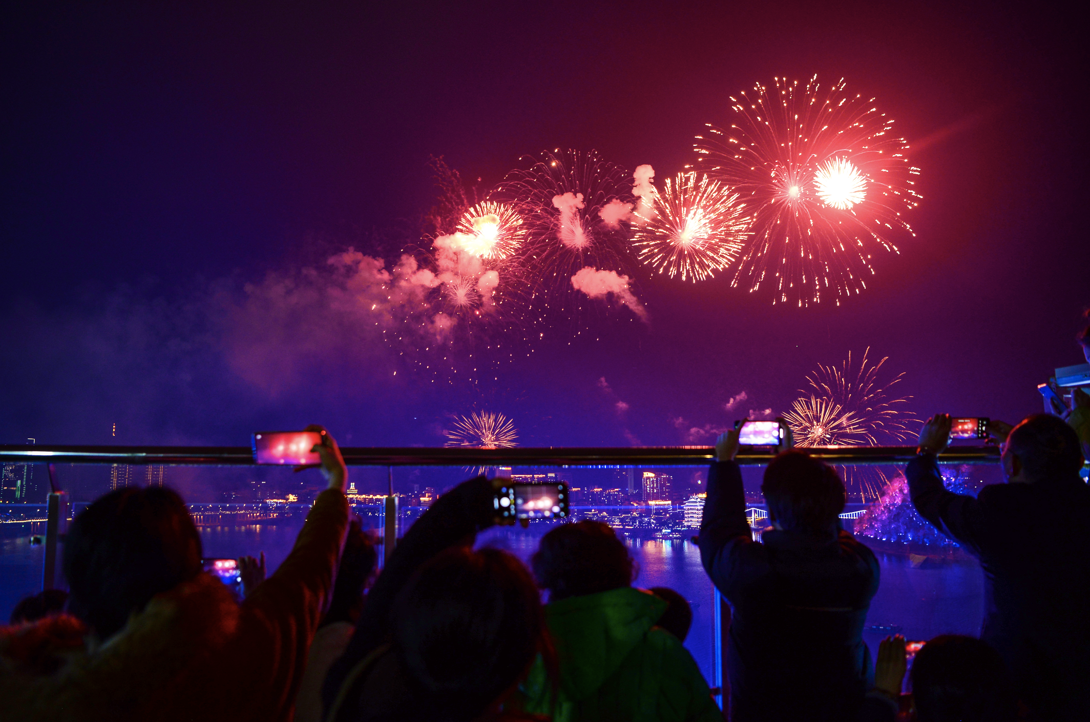 火树银花映春江 “爱上桐庐 立春烟花秀”璀璨绽放