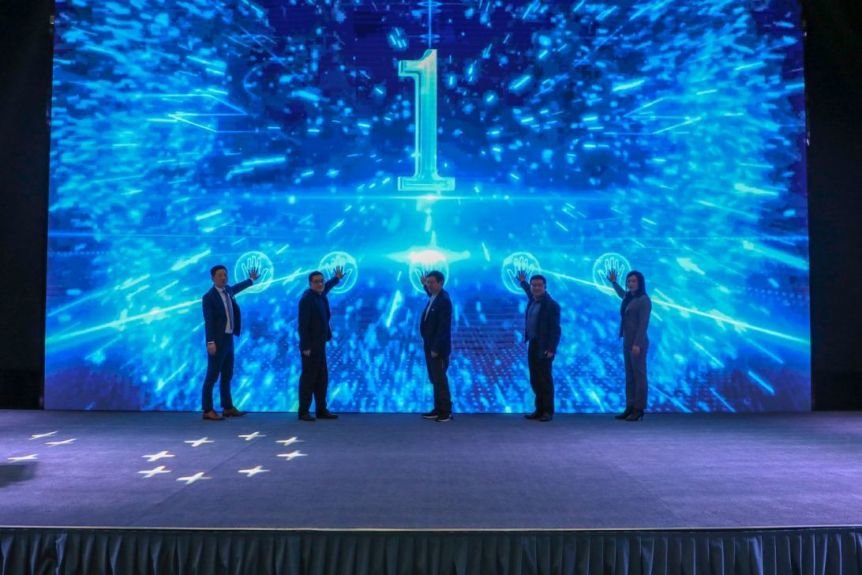 出席仪式的领导代表共同按下光电产业学院正式成立启动键
