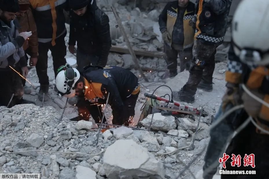 图为叙利亚伊德利卜省，救援人员在废墟下寻找幸存者。