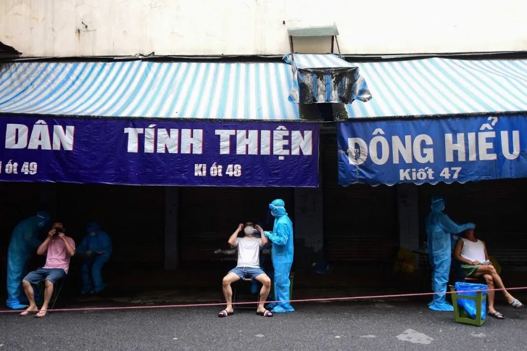 世界各国的新冠感染潮呈相互交替的态势