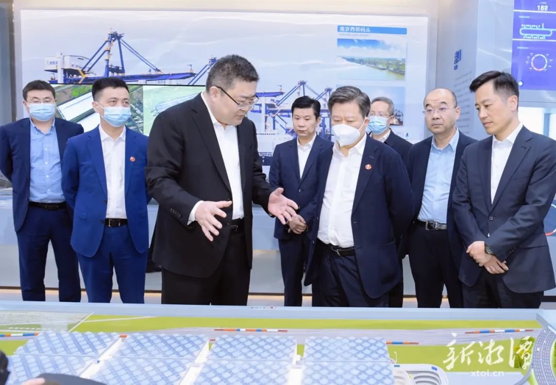 刘志仁一行在深圳市深国际物流发展有限公司考察。（记者 方阳 摄）