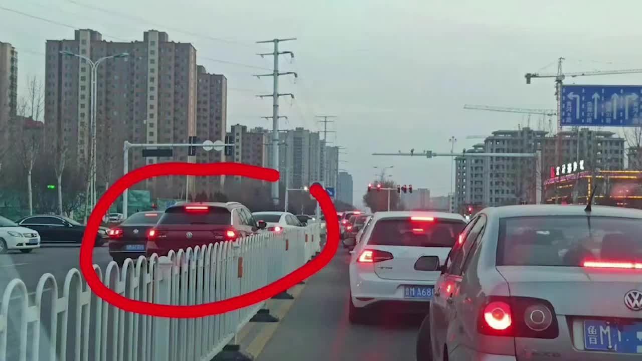 山东滨州：校车被指逆行，交警约谈校车公司和学校