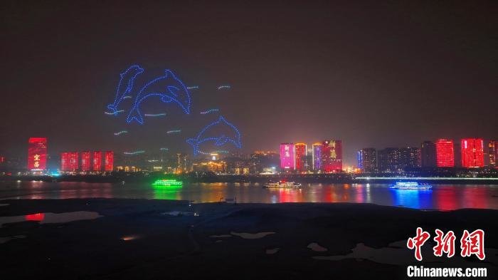 无人机编队呈现长江江豚图案。　周星亮 摄