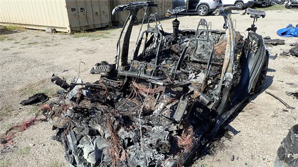 特斯拉Model S撞樹後起火兩人死亡駕駛座無人！官方公佈真相