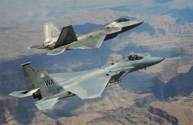 F-22和F-15战机配合拦截,既能节目效果拉满,也能提升成功率