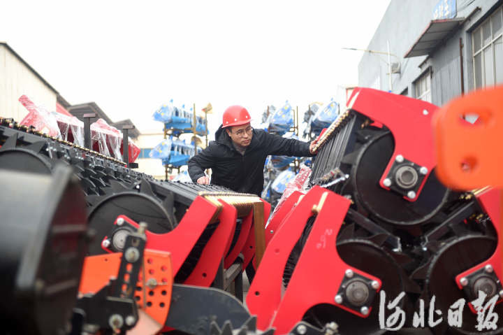 2月8日，河北省宁晋县大陆村镇的河北圣和农业机械有限公司工人在检测旋耕机部件。