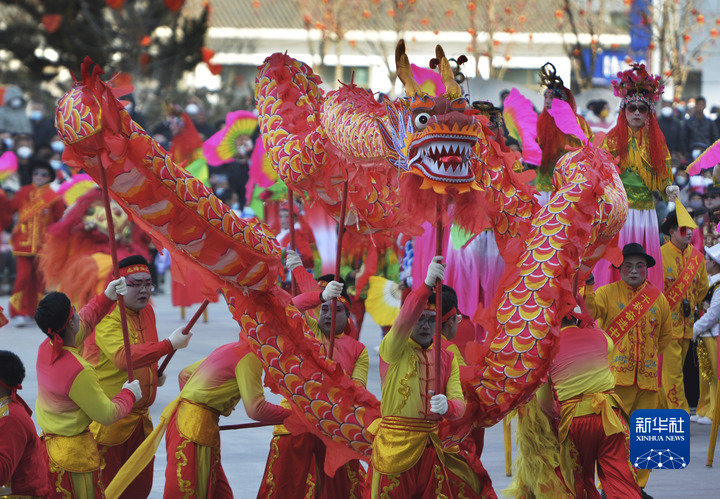 2月3日，甘肃省和政县举行秧歌汇演活动。这是乡村秧歌队在和政县街头表演舞龙。新华社发（史有东 摄）