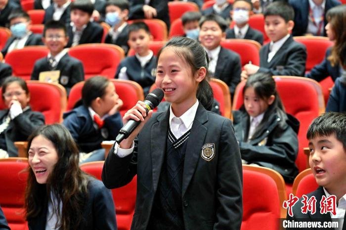 在互动环节中，学生向林丹提问。　华师希平 供图