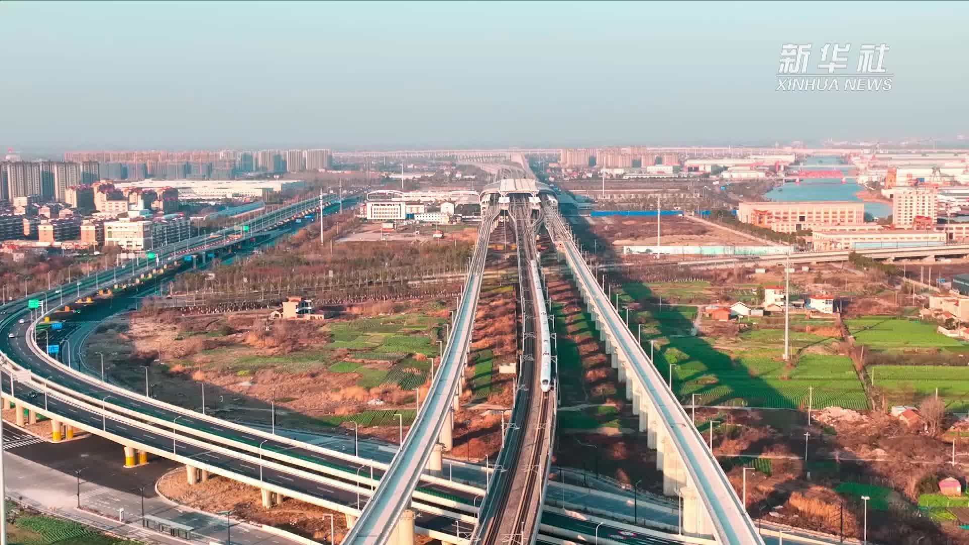 江苏南通：返程高峰保电忙 守护旅客出行