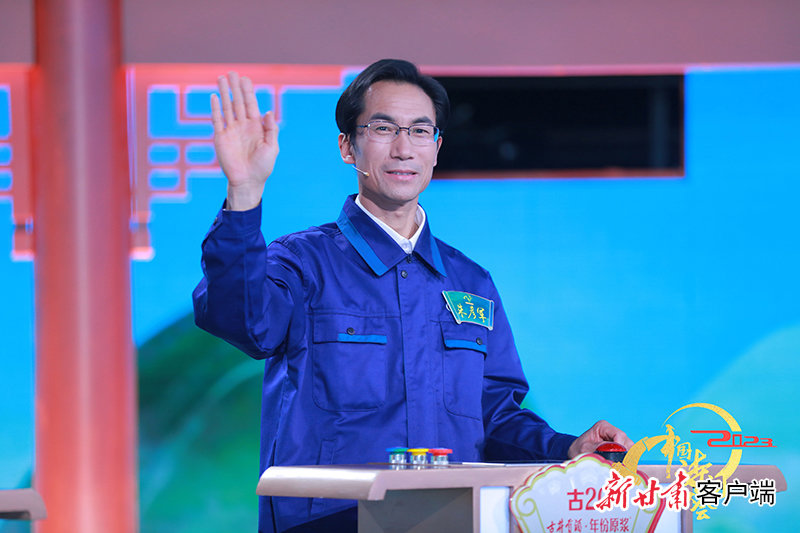 今年50岁的静宁籍农民工朱彦军,从小酷爱诗词。