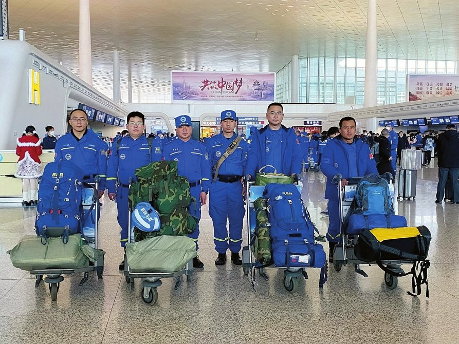2月8日下午6时，蓝天救援队第一梯队部分队员从武汉出发乘飞机赴土耳其进行国际救援。图为山西6名队员在武汉机场准备登机。蓝天救援队供图