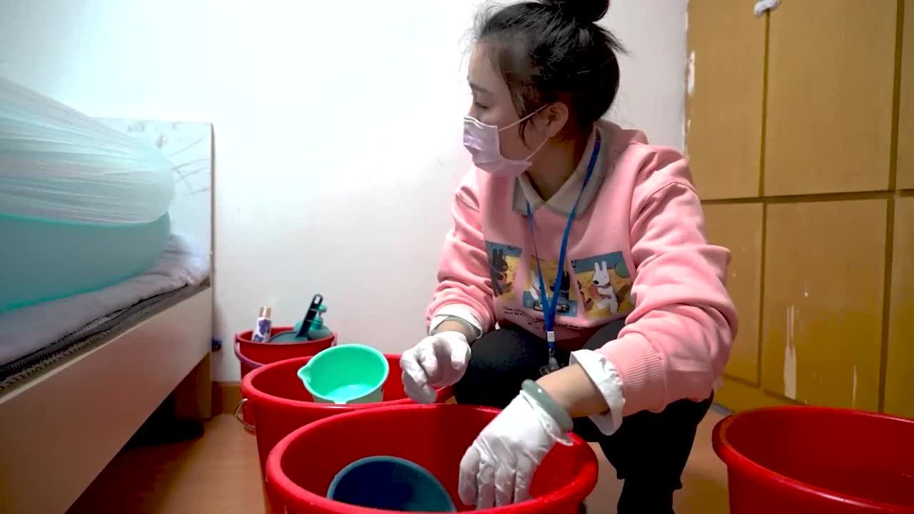 女子做助浴师上门为老人洗澡：两年已服务八百余人