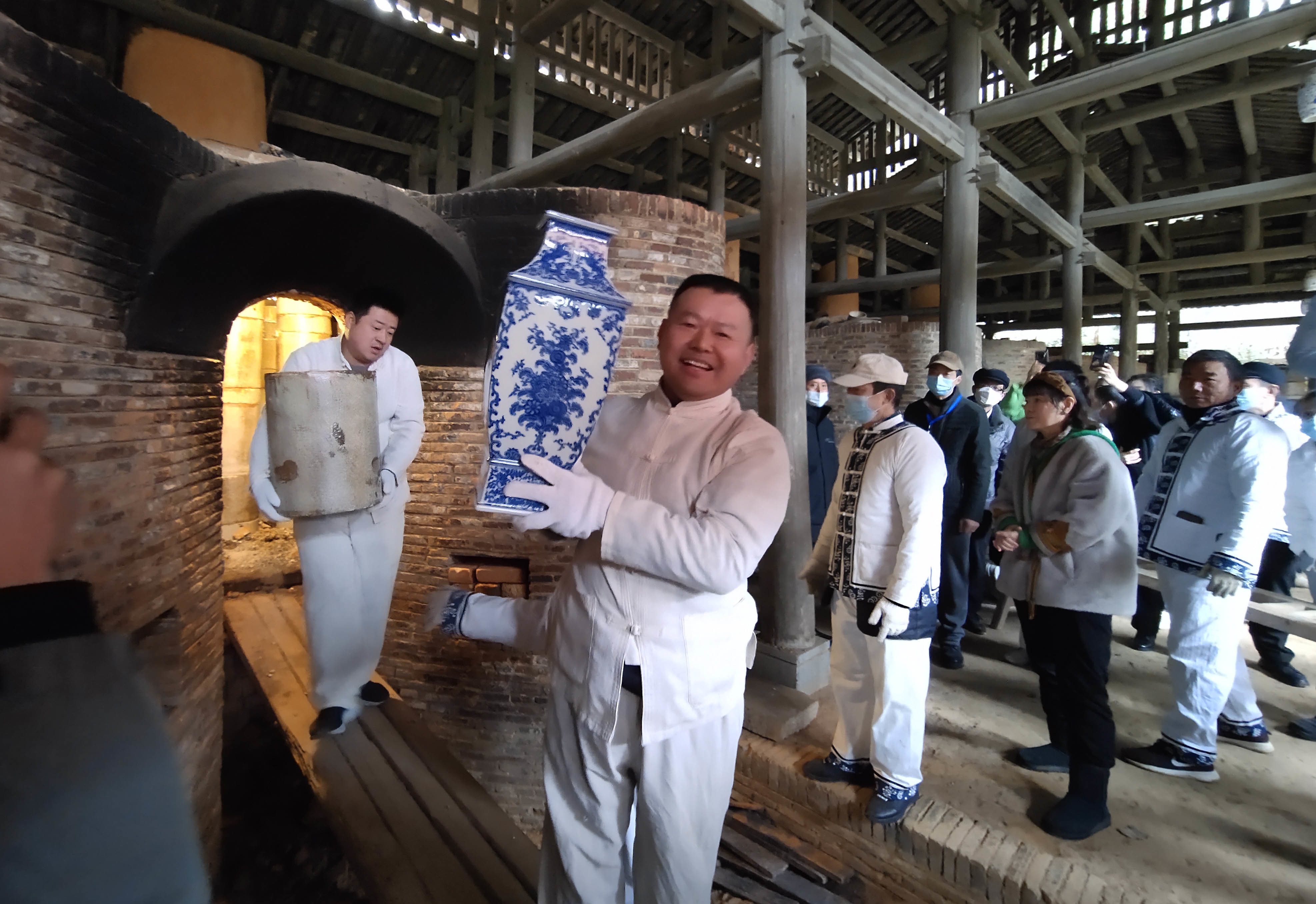 景德镇古窑民俗博览区开窑见宝闹元宵