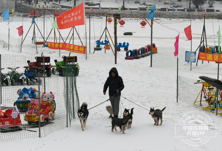 10日，在长春一场降雪过后，雪上乐园银装素裹。