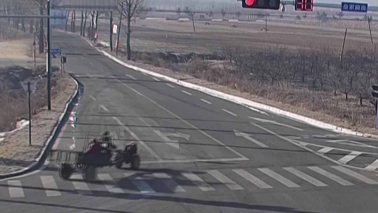 拖拉机失控甩出司机不停转圈，路过司机双膝撞地及时拉住