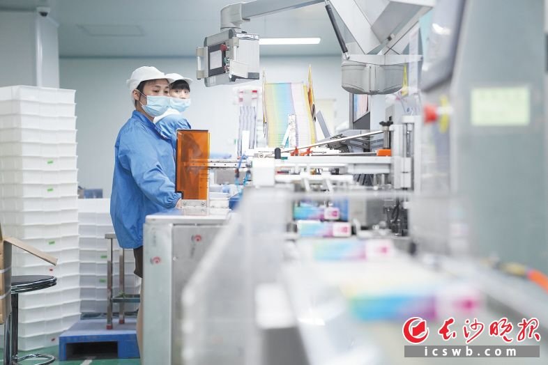 一批链上龙头企业相继投产,将对全产业链产生带动作用。图为九典制药生产车间。 长沙晚报全媒体记者 邓迪 摄