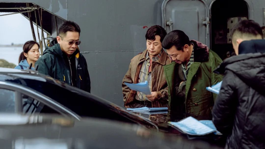 导演徐纪周(左)在《狂飙》拍摄现场。本文图/受访者提供