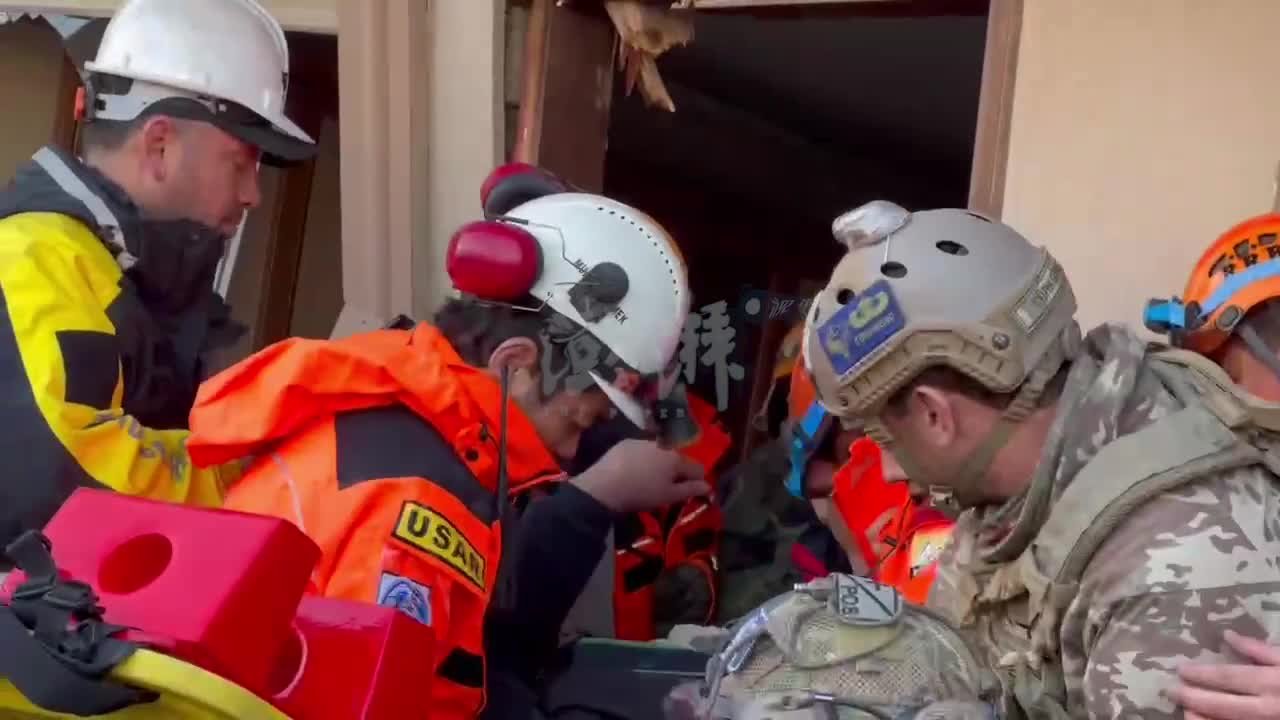 中国公羊救援队和土方搜救人员成功救出一家五人，他们还活着