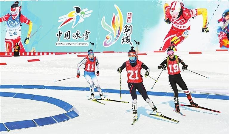 全国冬季两项锦标赛选手正在进行比赛 新甘肃·甘肃日报记者 冯乐凯