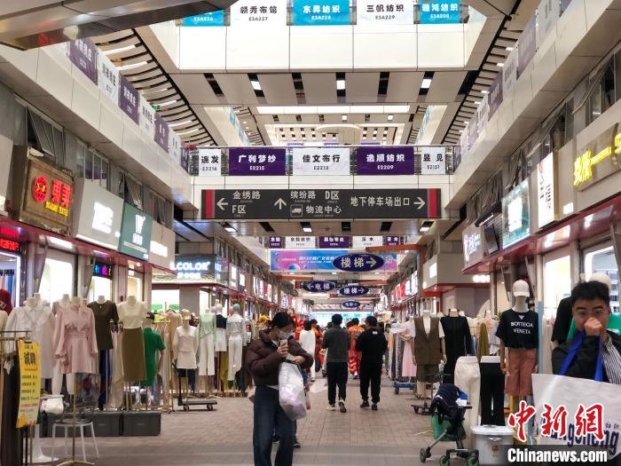 探访广州“制衣村”：街头再现招工热工厂迎来“开门红”