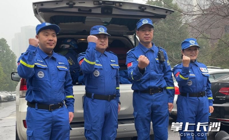 从长沙出发的部分湖南省红十字蓝天救援中心队员。长沙晚报通讯员 谭立 供图