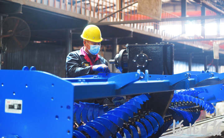 2月8日，宁晋县河北圣和农业机械有限公司工人在加工旋耕机部件。