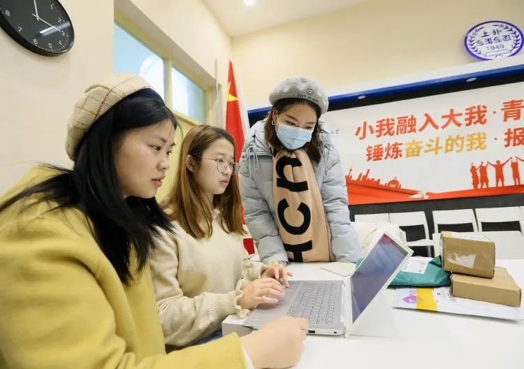 上外青丝队员在网上联系寄件人员信息(图源上观新闻)