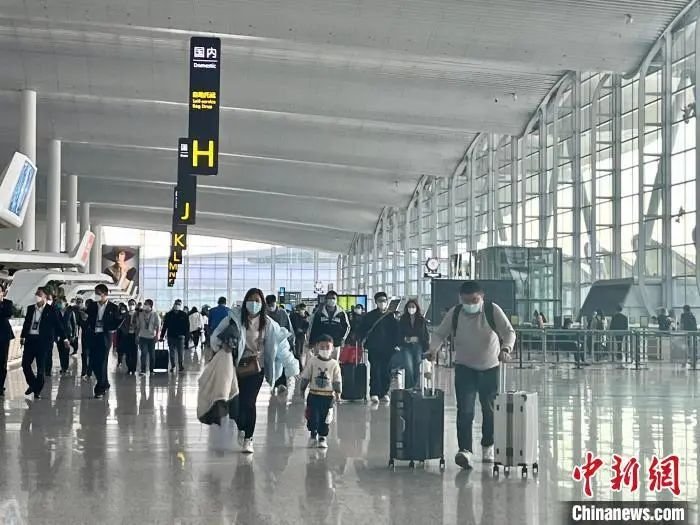 资料图:新冠病毒感染实施“乙类乙管”后的首个春运。郭军 摄