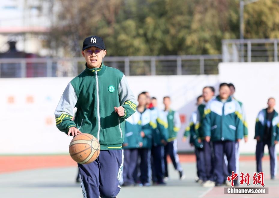 资料图：甘肃省兰州市城关区兰州外国语高级中学，学生在室外上体育课。中新社记者 高展 摄