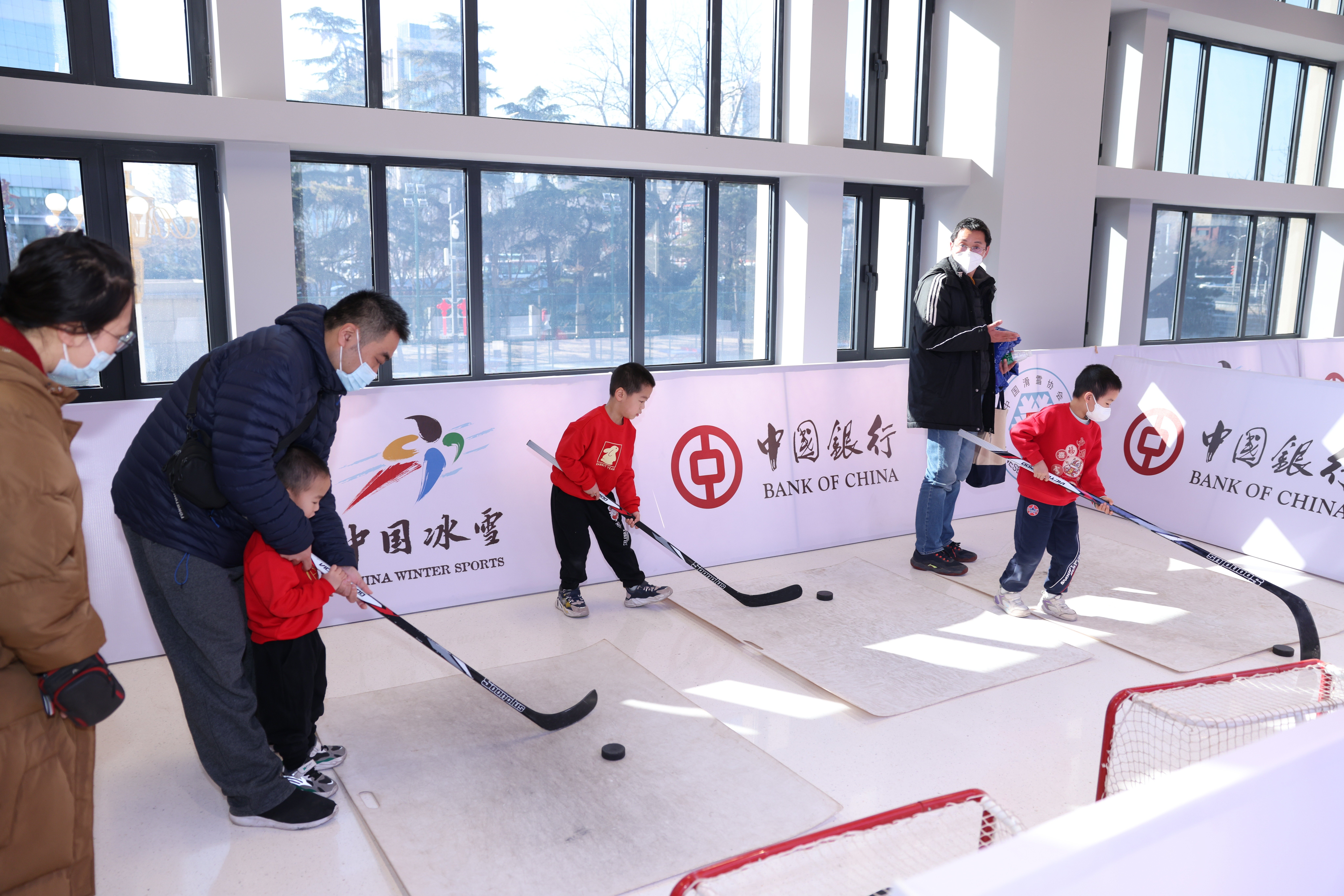 庆祝北京冬奥会成功举办一周年 中国冰雪大篷车首体与市民共享冰雪乐趣