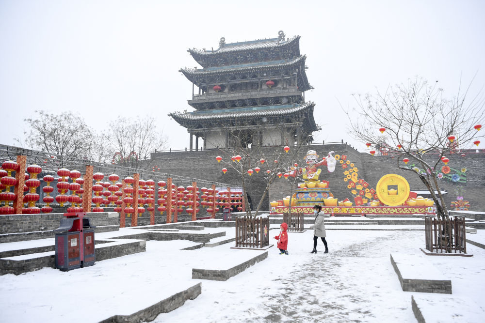 这是2月9日拍摄的平遥古城雪景。