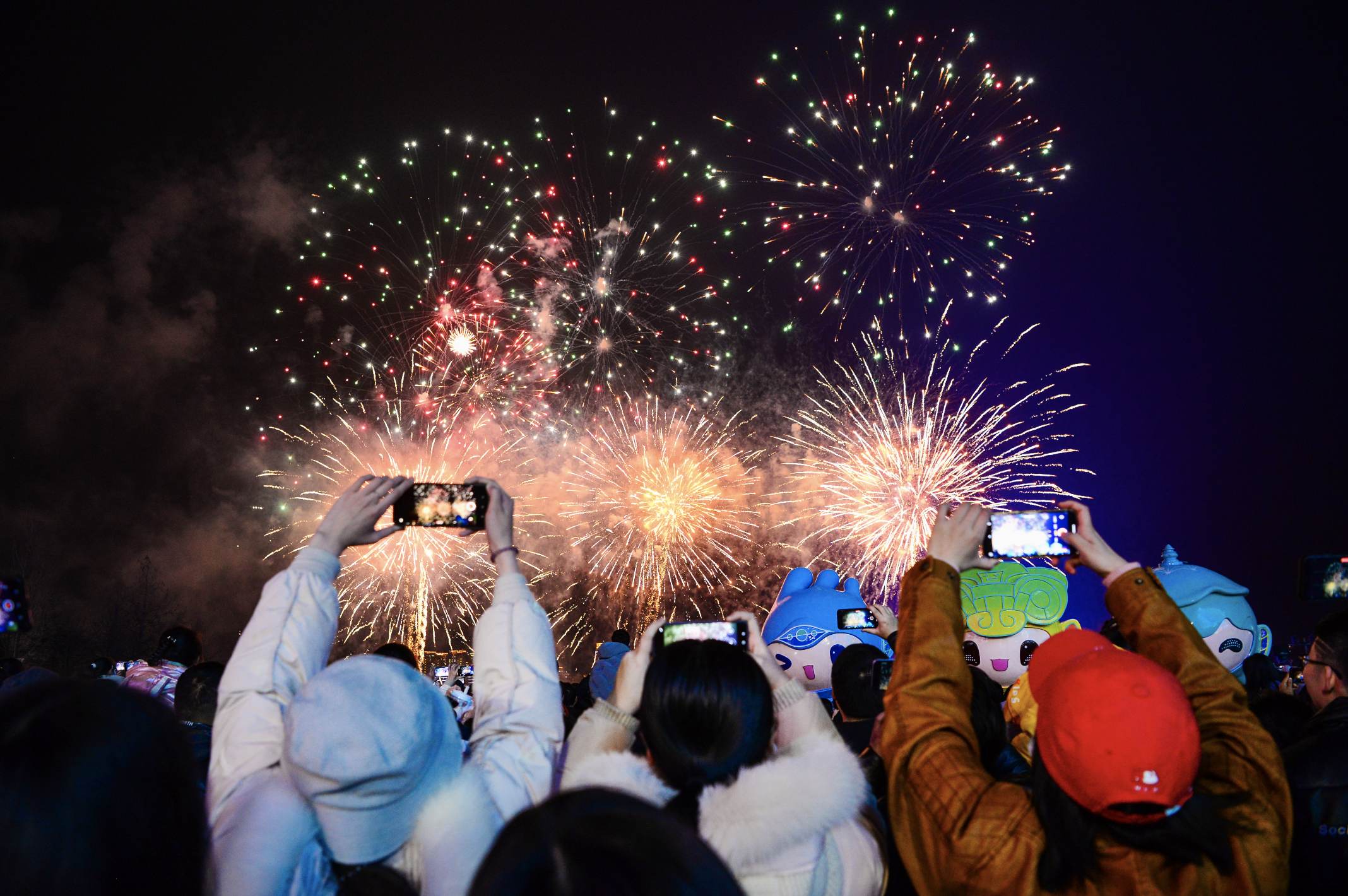 火树银花映春江 “爱上桐庐 立春烟花秀”璀璨绽放