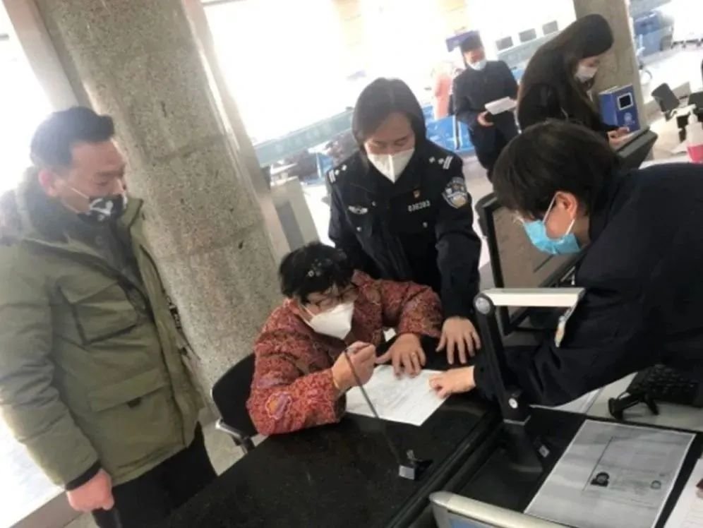 14个出入境受理窗口开放！徐州出入境“办证忙”