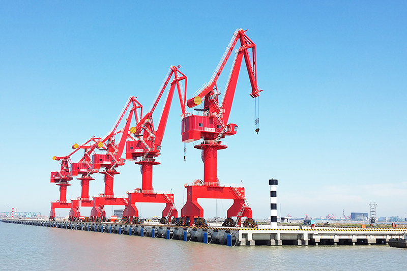 河钢集团大力发展产业金融、节能环保、贸易物流、装备制造、精细化工等新兴产业集群,培育新的效益增长极。图为河钢黄骅港码头。