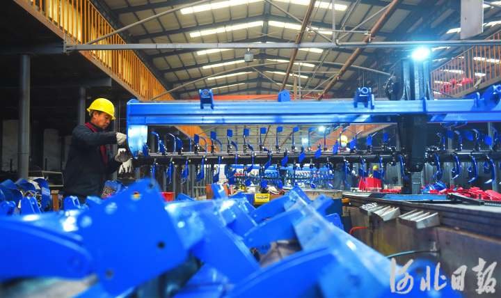 2月8日，宁晋县河北圣和农业机械有限公司工人在加工旋耕机部件。
