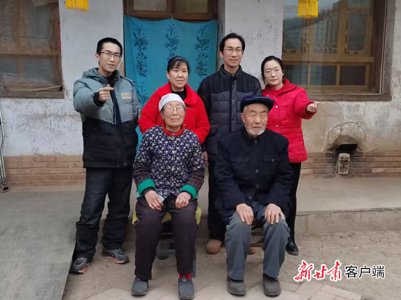 朱彦军与家人合影