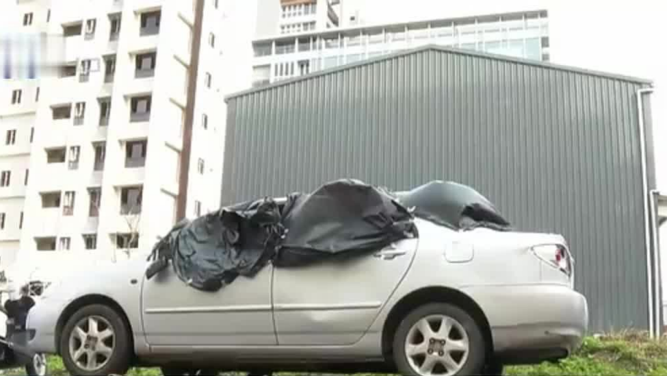 台湾街头疑帮派成员寻仇 持球棒疯狂砸车