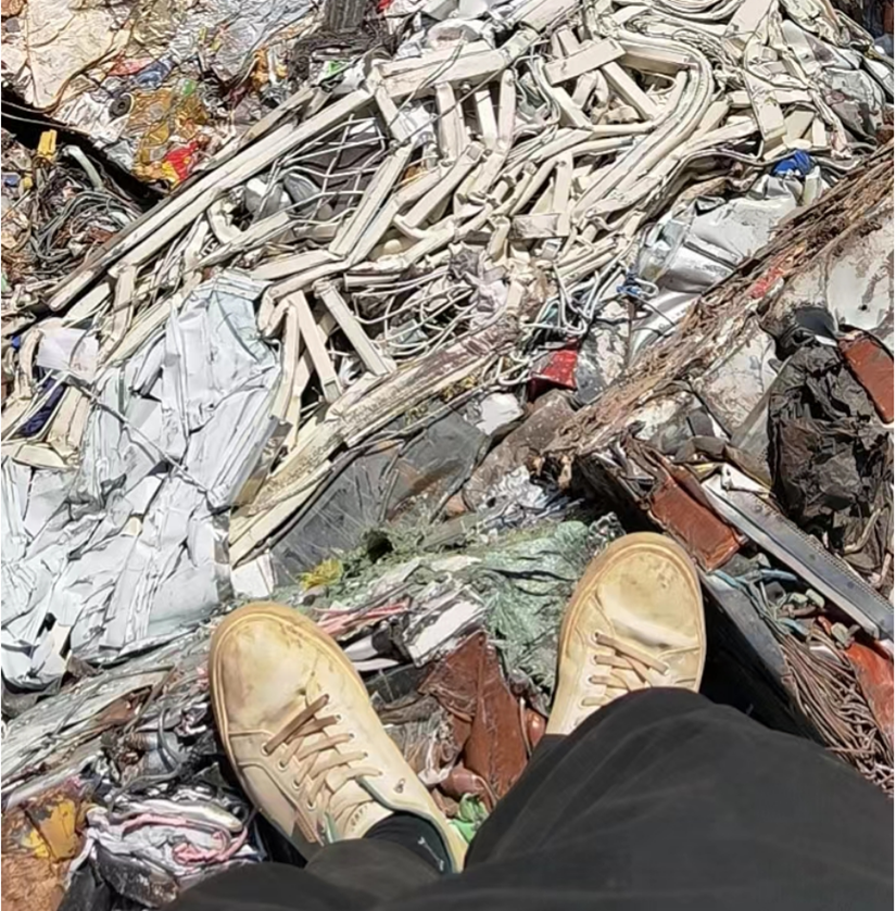 穿了几年的鸿星尔克,是邹晋在破铜烂铁中掘金的战靴(图源:邹晋)